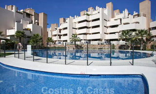 Moderno ático en venta dentro de un complejo en primera línea de playa que incluye su propia piscina privada y ofrece vistas al mar, entre Marbella y Estepona 33729 