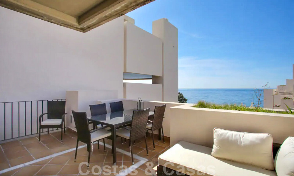 Moderno ático en venta dentro de un complejo en primera línea de playa que incluye su propia piscina privada y ofrece vistas al mar, entre Marbella y Estepona 33730