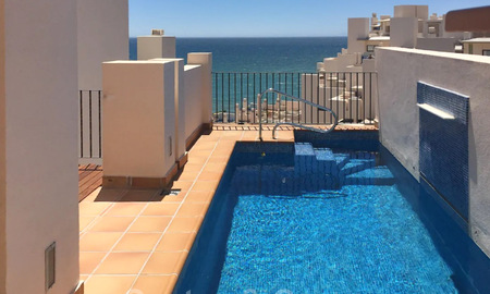 Moderno ático en venta dentro de un complejo en primera línea de playa que incluye su propia piscina privada y ofrece vistas al mar, entre Marbella y Estepona 33731