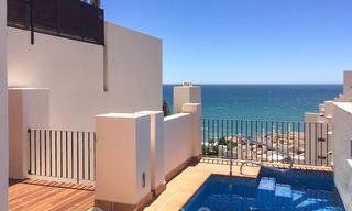 Moderno ático en venta dentro de un complejo en primera línea de playa que incluye su propia piscina privada y ofrece vistas al mar, entre Marbella y Estepona 33743 