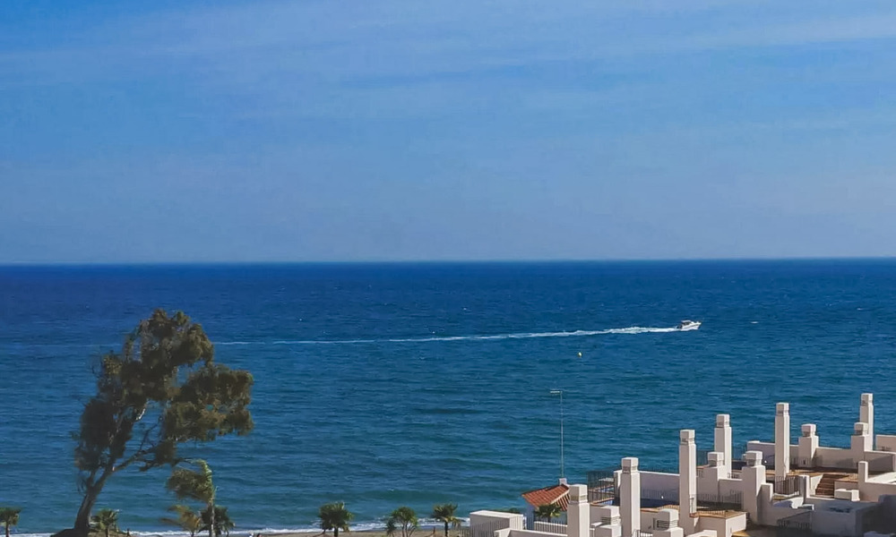 Moderno ático en venta dentro de un complejo en primera línea de playa que incluye su propia piscina privada y ofrece vistas al mar, entre Marbella y Estepona 33745