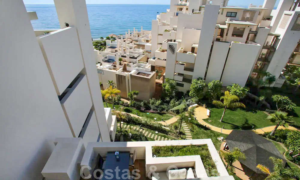 Moderno ático en venta dentro de un complejo en primera línea de playa que incluye su propia piscina privada y ofrece vistas al mar, entre Marbella y Estepona 33748
