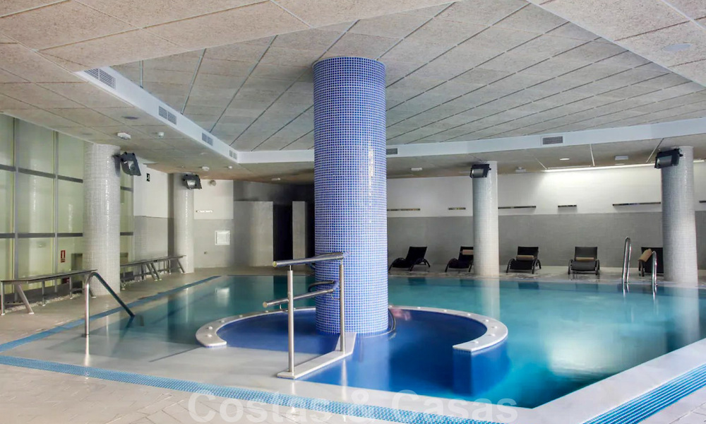 Moderno ático en venta dentro de un complejo en primera línea de playa que incluye su propia piscina privada y ofrece vistas al mar, entre Marbella y Estepona 33749