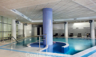 Moderno ático en venta dentro de un complejo en primera línea de playa que incluye su propia piscina privada y ofrece vistas al mar, entre Marbella y Estepona 33749 