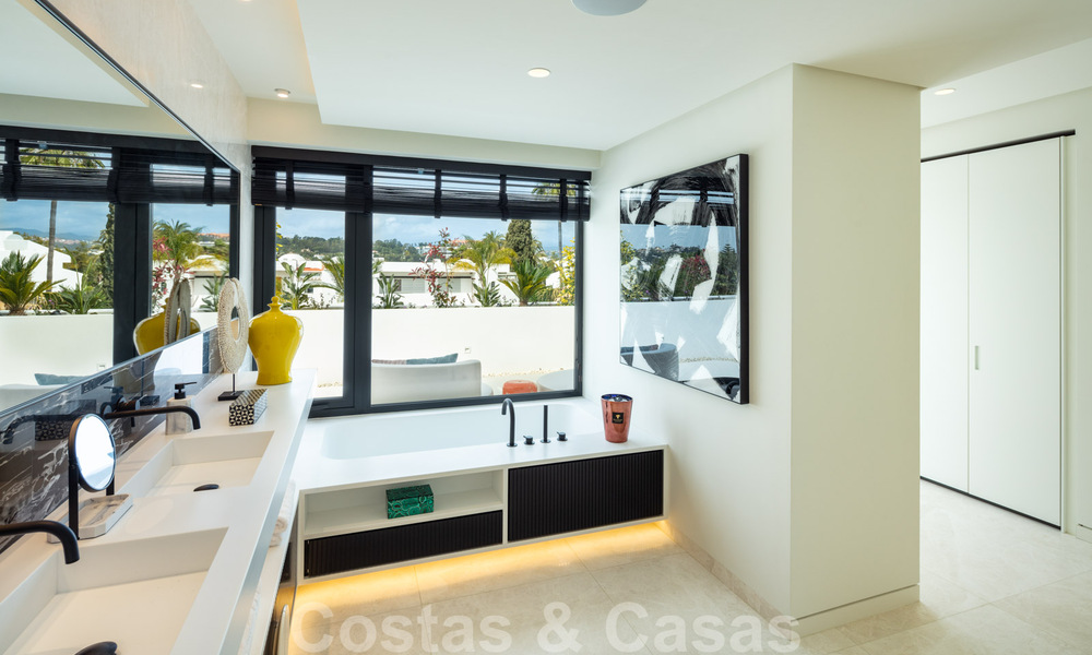 Villa moderno de diseño listo para entrar a vivir en venta en Nueva Andalucía - Marbella, a tiro de piedra de sus necesidades 34003