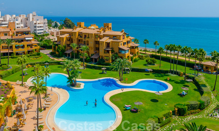 Espectacular ático con piscina privada y vistas panorámicas al mar en una urbanización de lujo en primera línea de playa en venta, Nueva Milla de Oro, Marbella - Estepona 34030