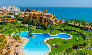 Espectacular ático con piscina privada y vistas panorámicas al mar en una urbanización de lujo en primera línea de playa en venta, Nueva Milla de Oro, Marbella - Estepona 34030 