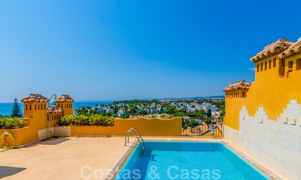 Espectacular ático con piscina privada y vistas panorámicas al mar en una urbanización de lujo en primera línea de playa en venta, Nueva Milla de Oro, Marbella - Estepona 34031