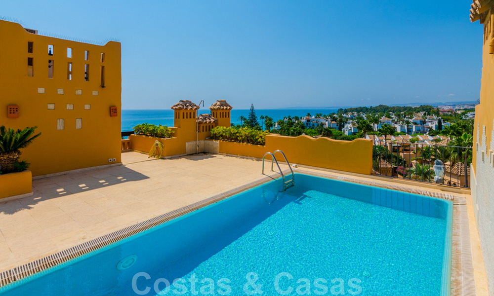 Espectacular ático con piscina privada y vistas panorámicas al mar en una urbanización de lujo en primera línea de playa en venta, Nueva Milla de Oro, Marbella - Estepona 34032