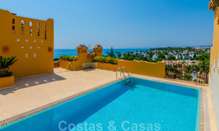 Espectacular ático con piscina privada y vistas panorámicas al mar en una urbanización de lujo en primera línea de playa en venta, Nueva Milla de Oro, Marbella - Estepona 34032 