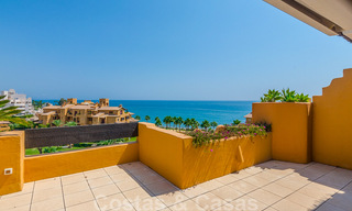 Espectacular ático con piscina privada y vistas panorámicas al mar en una urbanización de lujo en primera línea de playa en venta, Nueva Milla de Oro, Marbella - Estepona 34034 