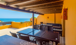 Espectacular ático con piscina privada y vistas panorámicas al mar en una urbanización de lujo en primera línea de playa en venta, Nueva Milla de Oro, Marbella - Estepona 34039 