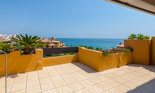 Espectacular ático con piscina privada y vistas panorámicas al mar en una urbanización de lujo en primera línea de playa en venta, Nueva Milla de Oro, Marbella - Estepona 34040 