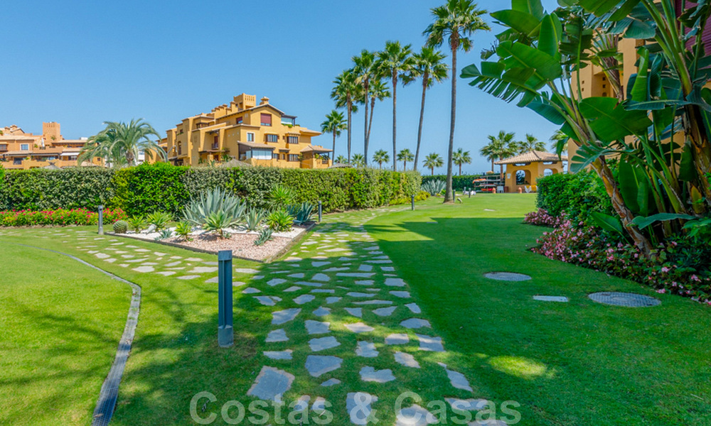 Espectacular ático con piscina privada y vistas panorámicas al mar en una urbanización de lujo en primera línea de playa en venta, Nueva Milla de Oro, Marbella - Estepona 34060