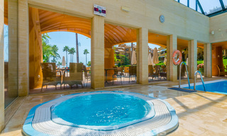 Espectacular ático con piscina privada y vistas panorámicas al mar en una urbanización de lujo en primera línea de playa en venta, Nueva Milla de Oro, Marbella - Estepona 34063 