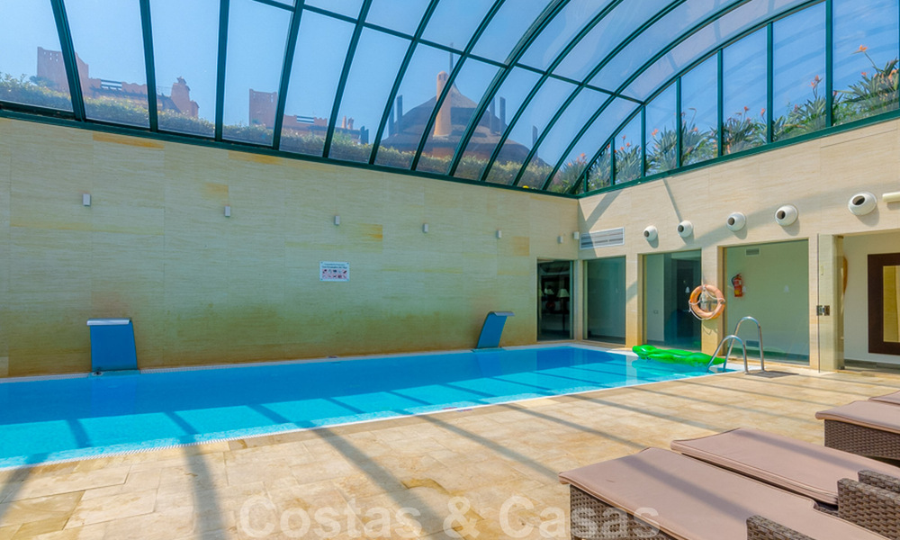 Espectacular ático con piscina privada y vistas panorámicas al mar en una urbanización de lujo en primera línea de playa en venta, Nueva Milla de Oro, Marbella - Estepona 34064