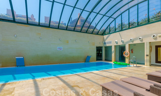 Espectacular ático con piscina privada y vistas panorámicas al mar en una urbanización de lujo en primera línea de playa en venta, Nueva Milla de Oro, Marbella - Estepona 34064 