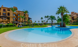 Espectacular ático con piscina privada y vistas panorámicas al mar en una urbanización de lujo en primera línea de playa en venta, Nueva Milla de Oro, Marbella - Estepona 34068 