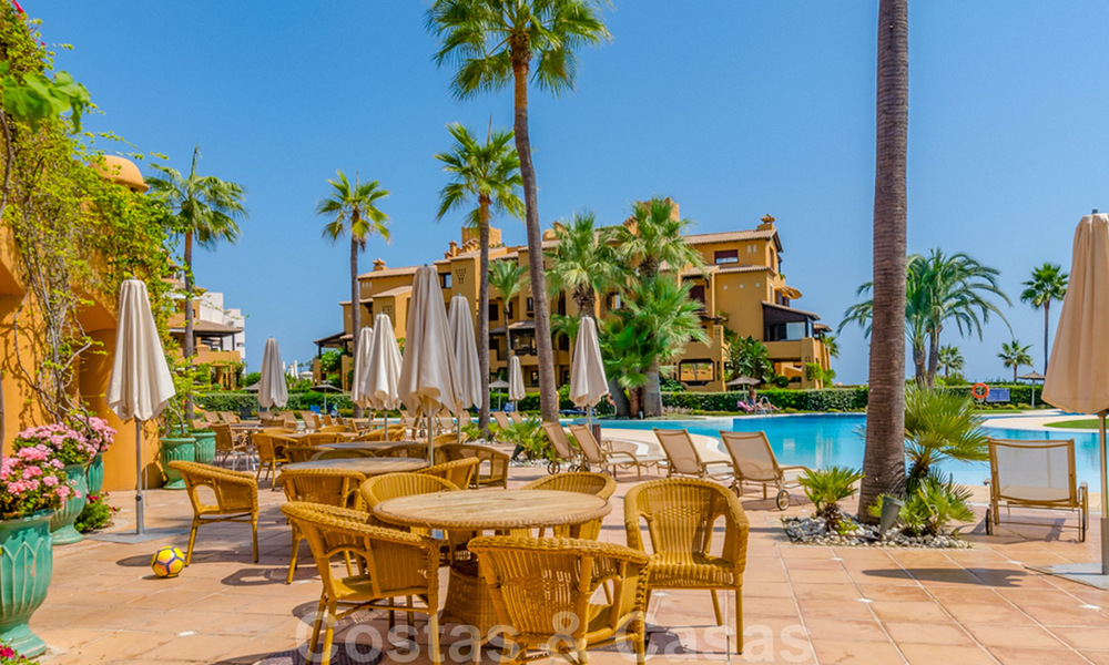 Espectacular ático con piscina privada y vistas panorámicas al mar en una urbanización de lujo en primera línea de playa en venta, Nueva Milla de Oro, Marbella - Estepona 34069