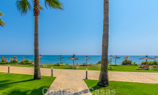 Espectacular ático con piscina privada y vistas panorámicas al mar en una urbanización de lujo en primera línea de playa en venta, Nueva Milla de Oro, Marbella - Estepona 34072 