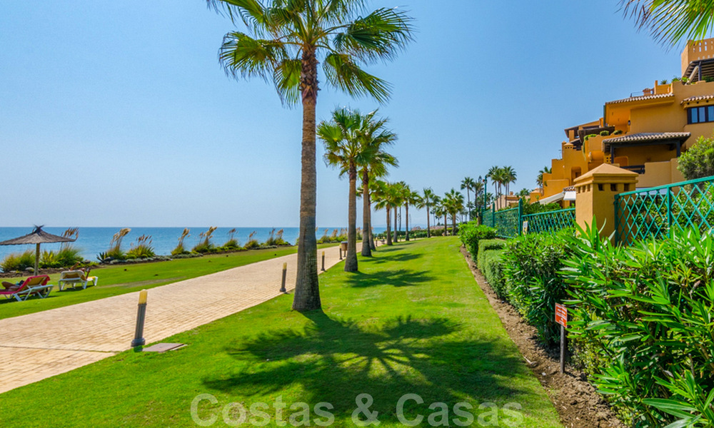 Espectacular ático con piscina privada y vistas panorámicas al mar en una urbanización de lujo en primera línea de playa en venta, Nueva Milla de Oro, Marbella - Estepona 34073