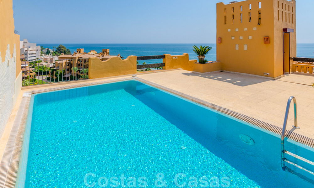 Espectacular ático con piscina privada y vistas panorámicas al mar en una urbanización de lujo en primera línea de playa en venta, Nueva Milla de Oro, Marbella - Estepona 34081