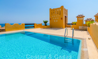 Espectacular ático con piscina privada y vistas panorámicas al mar en una urbanización de lujo en primera línea de playa en venta, Nueva Milla de Oro, Marbella - Estepona 34082 