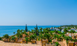 Espectacular ático con piscina privada y vistas panorámicas al mar en una urbanización de lujo en primera línea de playa en venta, Nueva Milla de Oro, Marbella - Estepona 34084 