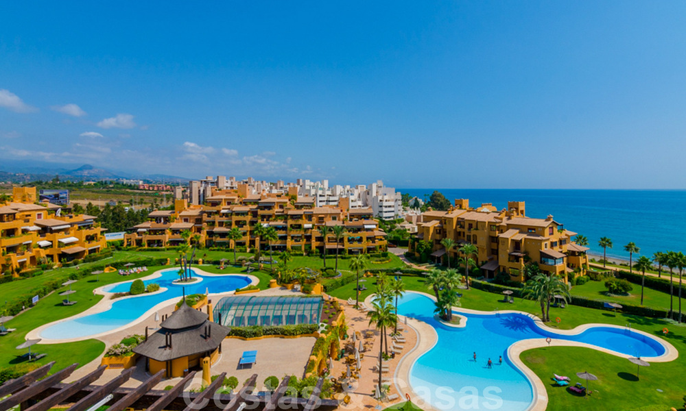 Espectacular ático con piscina privada y vistas panorámicas al mar en una urbanización de lujo en primera línea de playa en venta, Nueva Milla de Oro, Marbella - Estepona 34088
