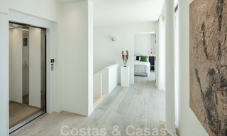 Villa moderno y de diseño mediterráneo en venta con vistas panorámicas al mar en La Cascada de Camojan, Milla de Oro, Marbella 34302 