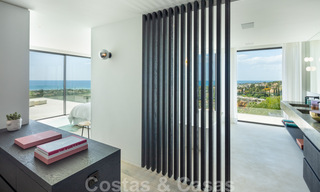 Villa moderno y de diseño mediterráneo en venta con vistas panorámicas al mar en La Cascada de Camojan, Milla de Oro, Marbella 34305 