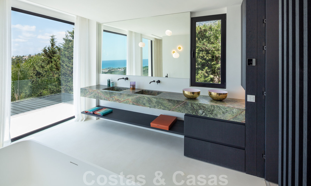 Villa moderno y de diseño mediterráneo en venta con vistas panorámicas al mar en La Cascada de Camojan, Milla de Oro, Marbella 34306