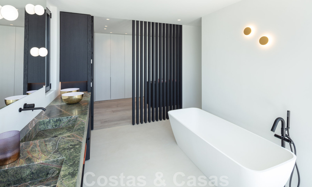 Villa moderno y de diseño mediterráneo en venta con vistas panorámicas al mar en La Cascada de Camojan, Milla de Oro, Marbella 34307