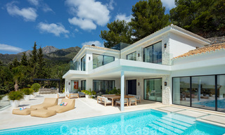 Villa moderno y de diseño mediterráneo en venta con vistas panorámicas al mar en La Cascada de Camojan, Milla de Oro, Marbella 34310 