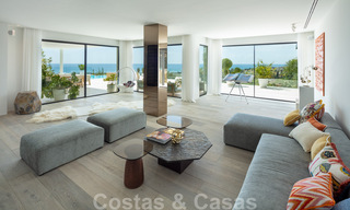 Villa moderno y de diseño mediterráneo en venta con vistas panorámicas al mar en La Cascada de Camojan, Milla de Oro, Marbella 34312 