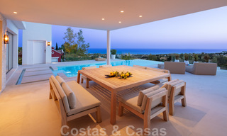 Villa moderno y de diseño mediterráneo en venta con vistas panorámicas al mar en La Cascada de Camojan, Milla de Oro, Marbella 34321 
