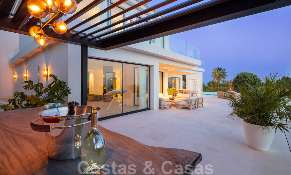 Villa moderno y de diseño mediterráneo en venta con vistas panorámicas al mar en La Cascada de Camojan, Milla de Oro, Marbella 34322