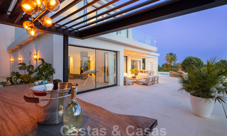 Villa moderno y de diseño mediterráneo en venta con vistas panorámicas al mar en La Cascada de Camojan, Milla de Oro, Marbella 34322 