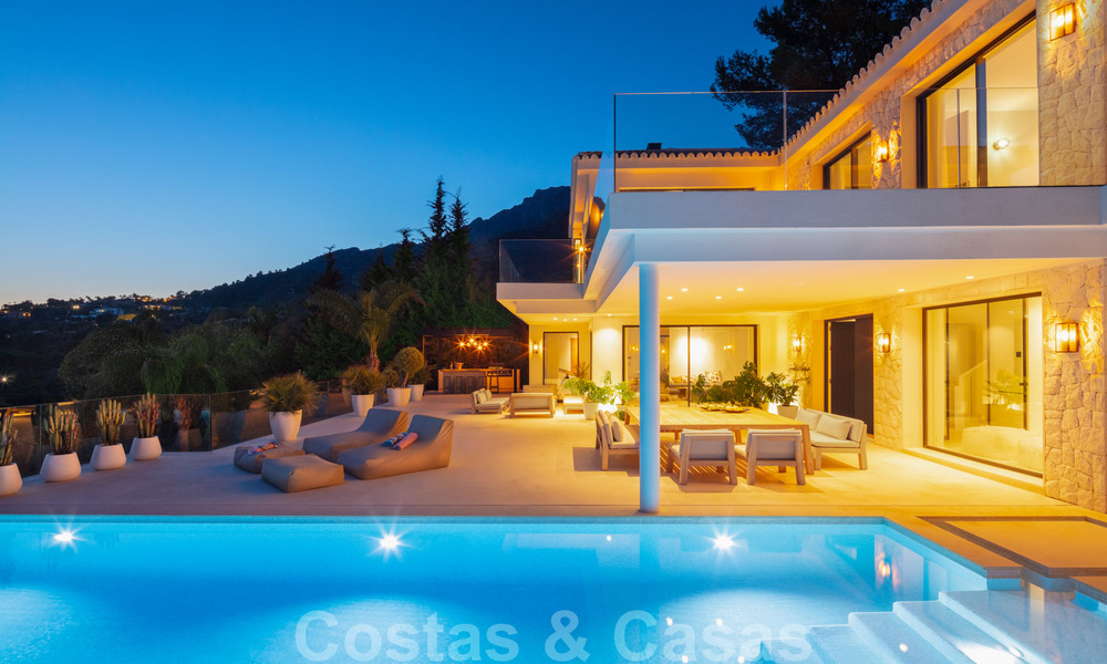 Villa moderno y de diseño mediterráneo en venta con vistas panorámicas al mar en La Cascada de Camojan, Milla de Oro, Marbella 34324