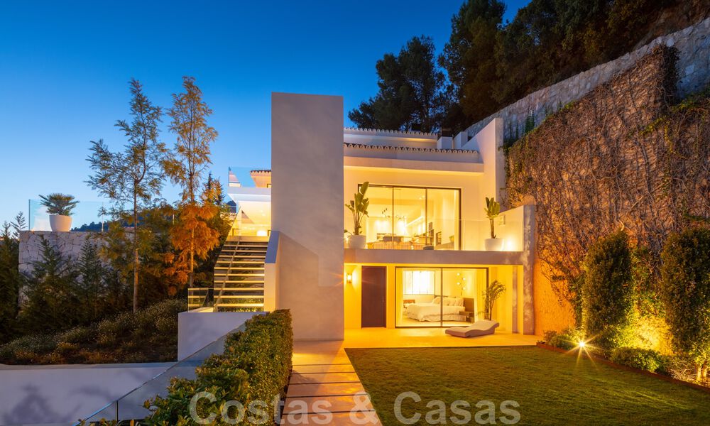 Villa moderno y de diseño mediterráneo en venta con vistas panorámicas al mar en La Cascada de Camojan, Milla de Oro, Marbella 34325