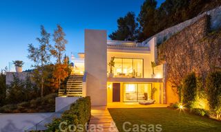 Villa moderno y de diseño mediterráneo en venta con vistas panorámicas al mar en La Cascada de Camojan, Milla de Oro, Marbella 34325 