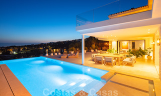 Villa moderno y de diseño mediterráneo en venta con vistas panorámicas al mar en La Cascada de Camojan, Milla de Oro, Marbella 34326 
