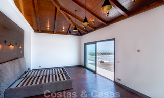 Villa exclusiva y de estilo moderno de alta tecnología con vistas panorámicas al mar en venta, en una prestigiosa urbanización en Benahavis - Marbella 34358 