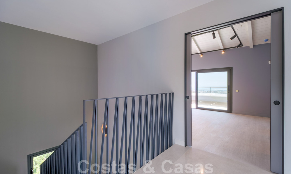 Villa exclusiva y de estilo moderno de alta tecnología con vistas panorámicas al mar en venta, en una prestigiosa urbanización en Benahavis - Marbella 34364