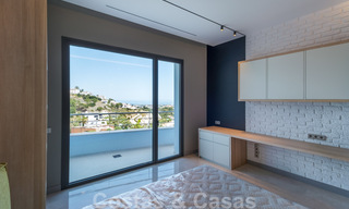 Villa exclusiva y de estilo moderno de alta tecnología con vistas panorámicas al mar en venta, en una prestigiosa urbanización en Benahavis - Marbella 34366 