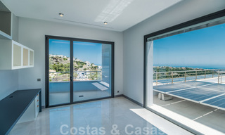 Villa exclusiva y de estilo moderno de alta tecnología con vistas panorámicas al mar en venta, en una prestigiosa urbanización en Benahavis - Marbella 34368 