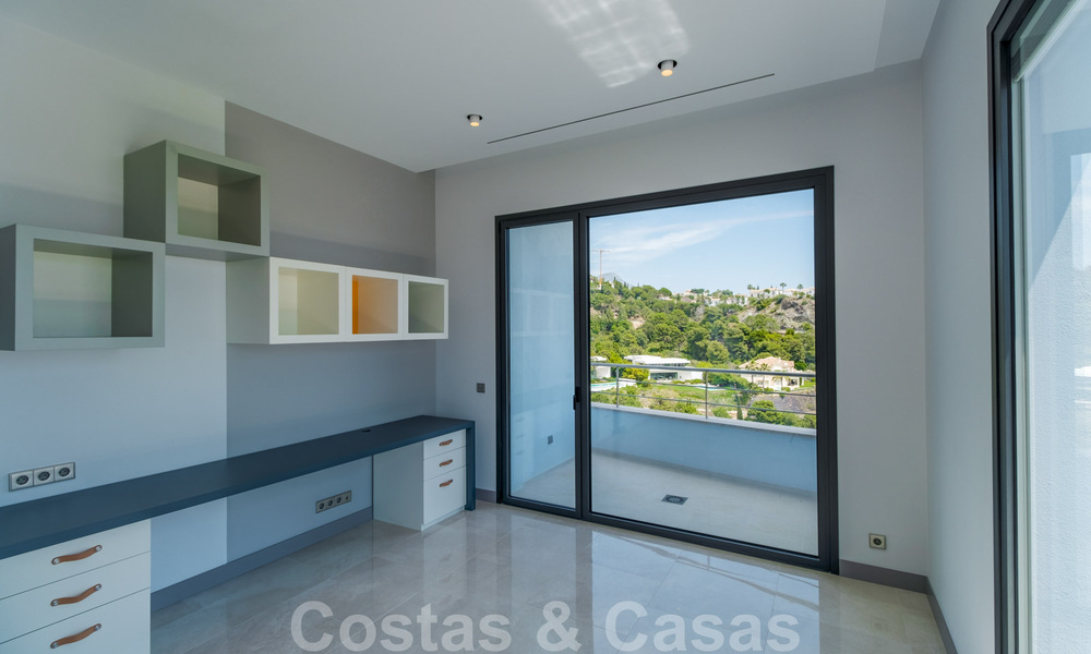 Villa exclusiva y de estilo moderno de alta tecnología con vistas panorámicas al mar en venta, en una prestigiosa urbanización en Benahavis - Marbella 34369