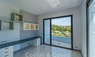 Villa exclusiva y de estilo moderno de alta tecnología con vistas panorámicas al mar en venta, en una prestigiosa urbanización en Benahavis - Marbella 34369 