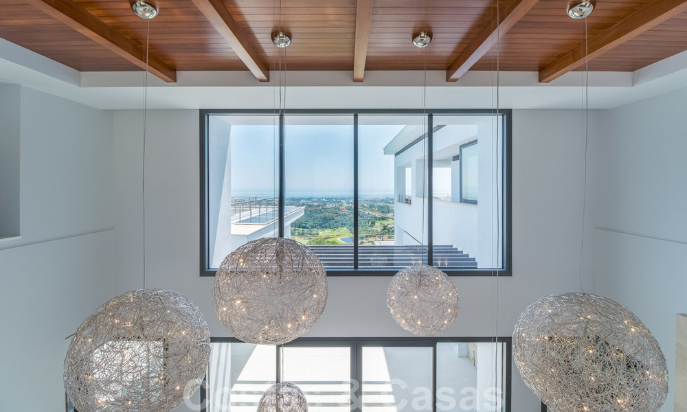 Villa exclusiva y de estilo moderno de alta tecnología con vistas panorámicas al mar en venta, en una prestigiosa urbanización en Benahavis - Marbella 34371