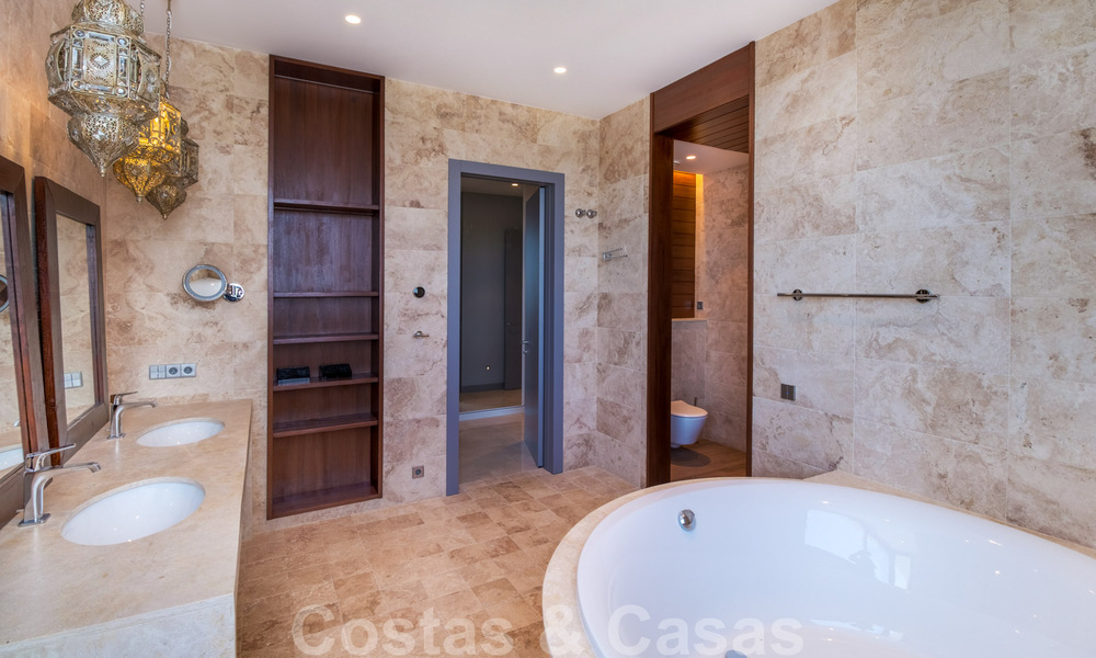 Villa exclusiva y de estilo moderno de alta tecnología con vistas panorámicas al mar en venta, en una prestigiosa urbanización en Benahavis - Marbella 34374